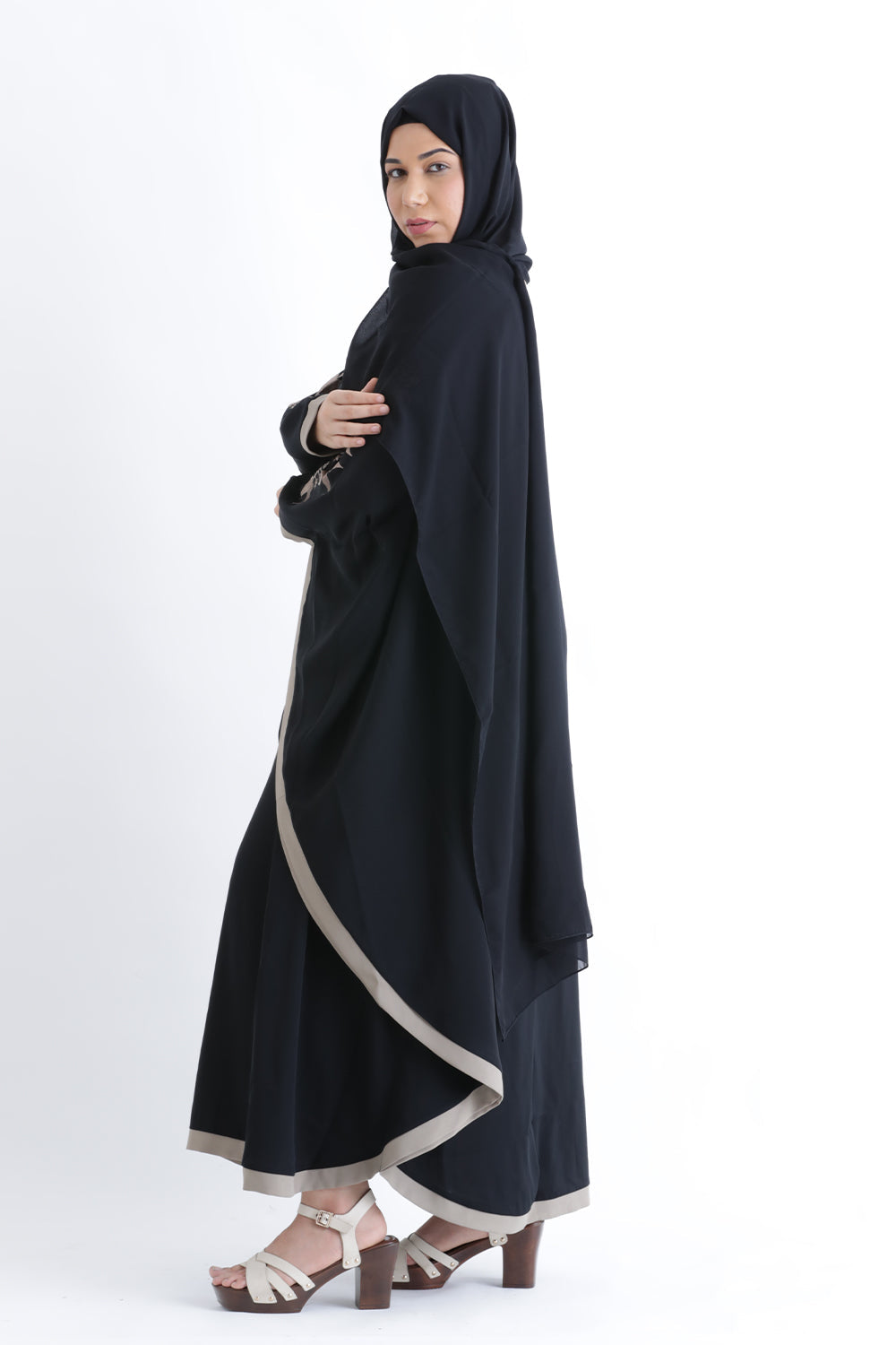 عباية ماليكا السوداء ذات الكفتان